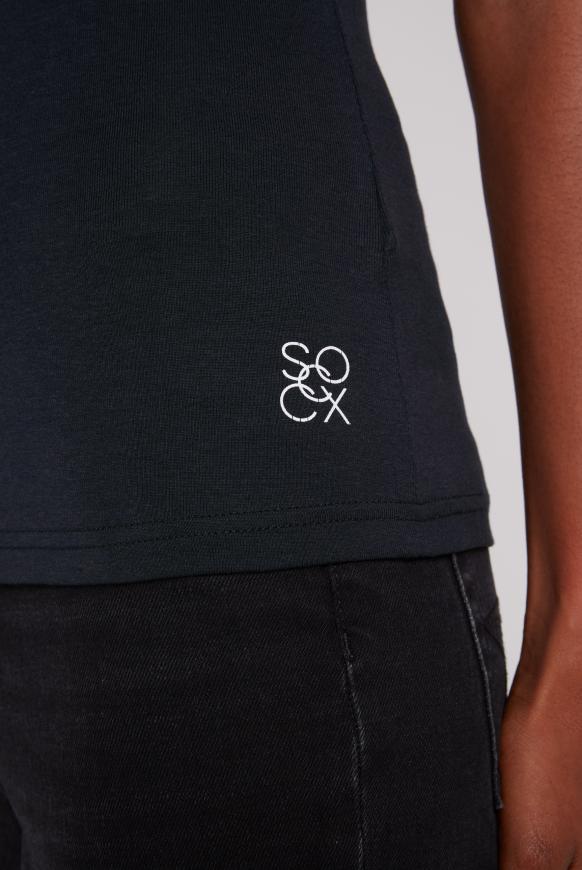 Basic Top mit Logo Print am Saum