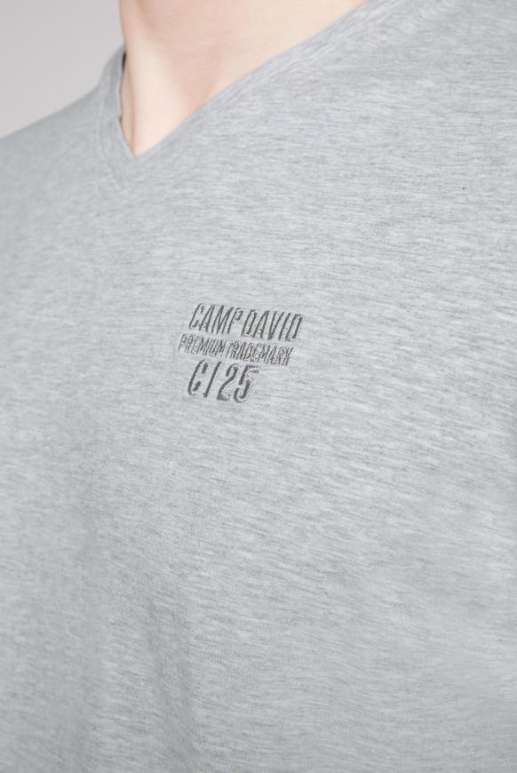 Basic V-Shirt mit Logo-Stickerei