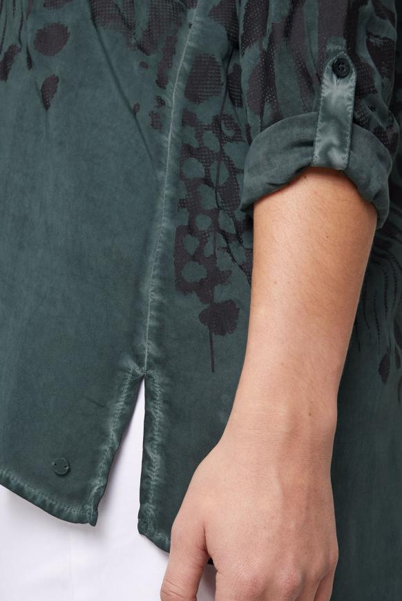 Bluse mit All Over Print und Pailletten-Tasche