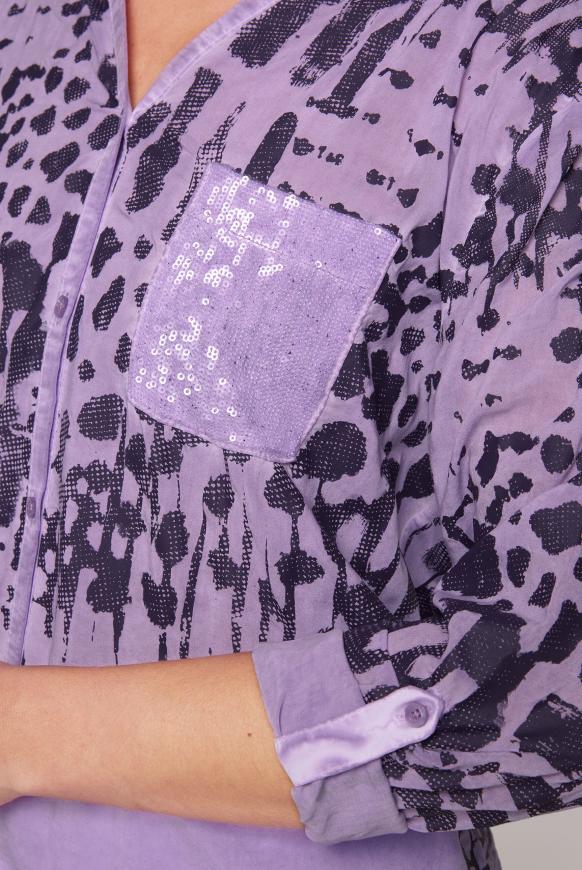 Bluse mit All Over Print und Pailletten-Tasche