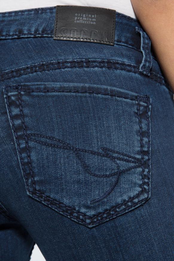 Destroyed Denim KA:RA mit dunkler Waschung