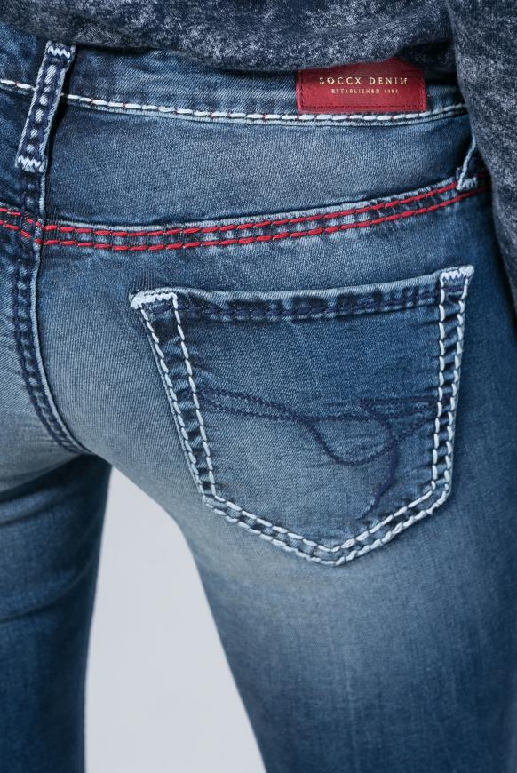 Jeans KA:RA mit Used-Waschung und farbigen Nähten