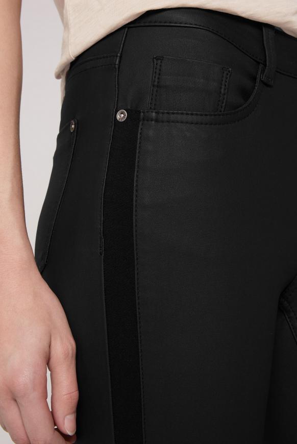Jeans mit Beschichtung und tonigem Seitentape