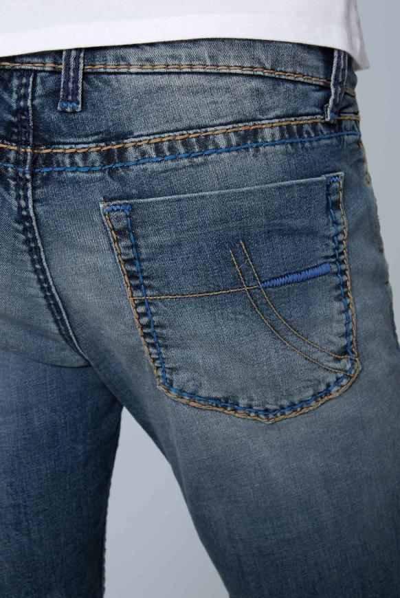 Jeans NI:CO mit farbigen Nähten