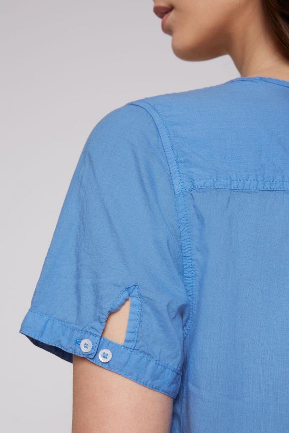 Kurzärmelige Serafino-Bluse mit Print