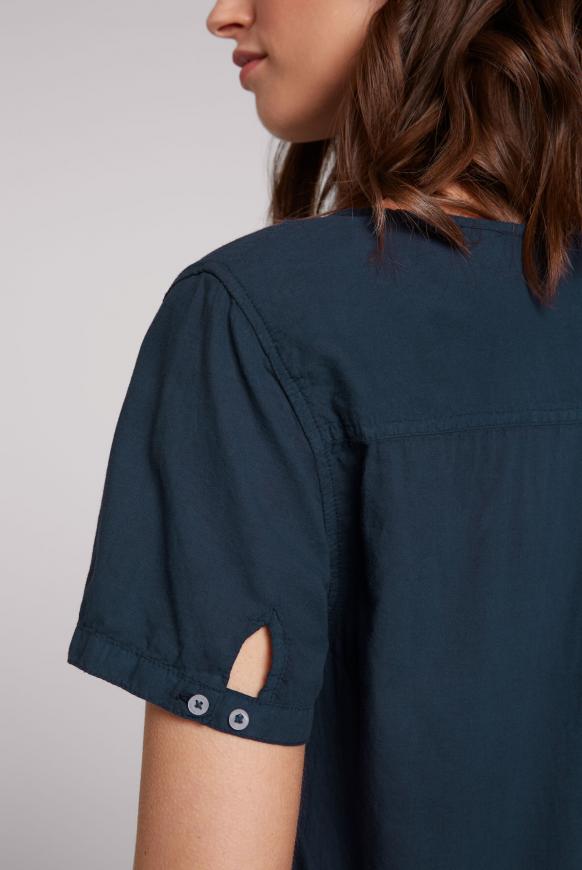 Kurzärmelige Serafino-Bluse mit Print
