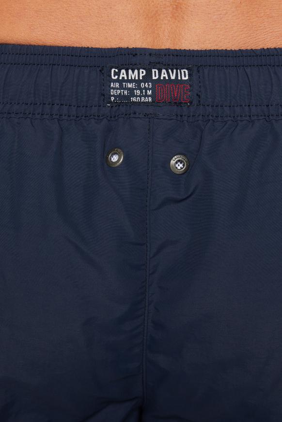 Lange Beachshorts mit Logo-Artwork