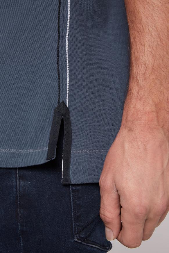 Pikee-Polo mit Label-Applikationen