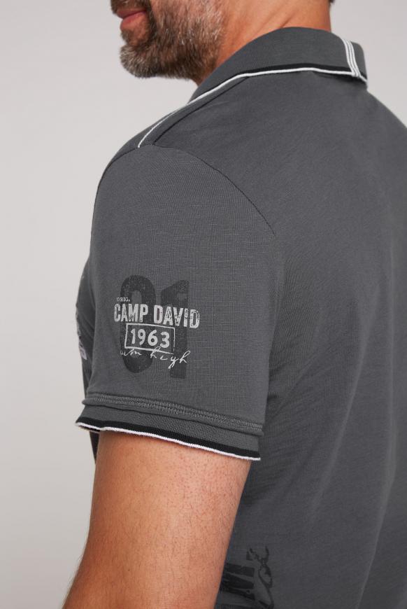 Poloshirt mit Label-Applikationen