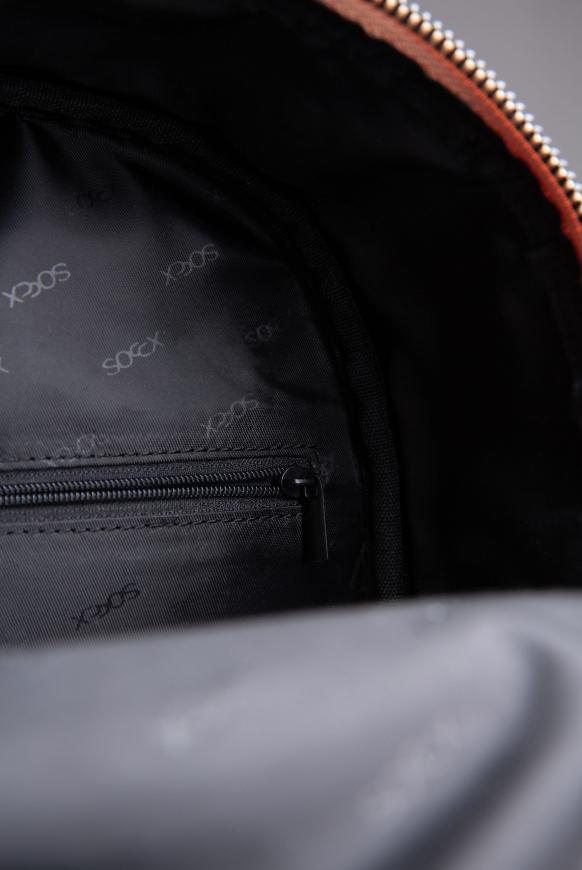 Rucksack mit Kroko-Prägung und Logo-Gurten