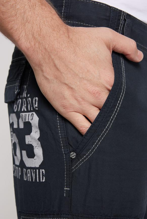 Skater Shorts mit Kontrastnähten und Prints
