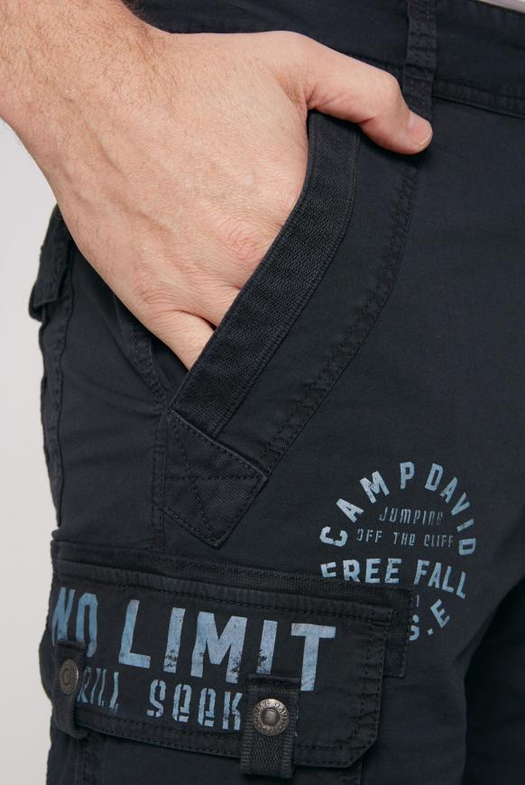 Skater Shorts mit Label-Applikationen