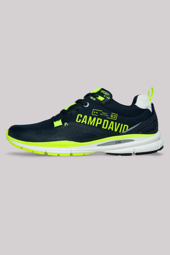 Sneaker mit Textil-Struktur und Logo Design