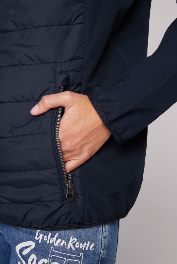 Softshelljacke mit Stepppartien und Kapuze