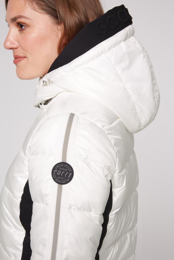 Steppjacke mit geprägten Logo Artworks