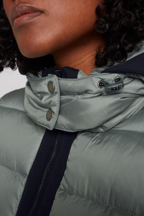 Steppjacke mit geprägten Logo Artworks