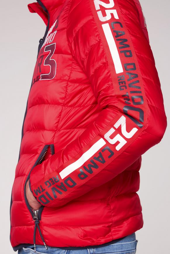 Steppjacke mit Logo Tapes und Artworks