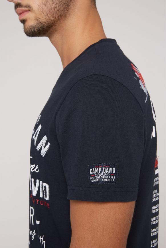 T-Shirt mit Label Prints und Stickereien
