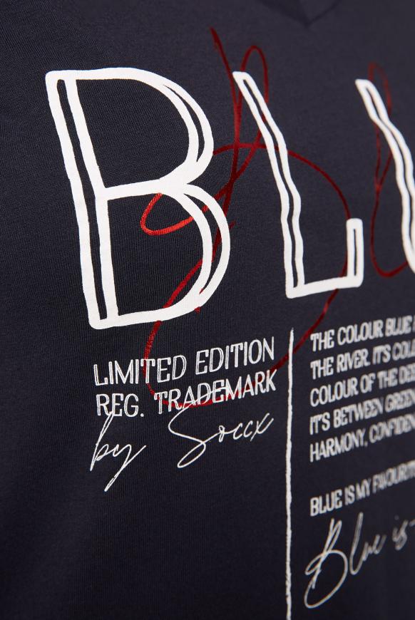T-Shirt mit V-Ausschnitt und Label Print