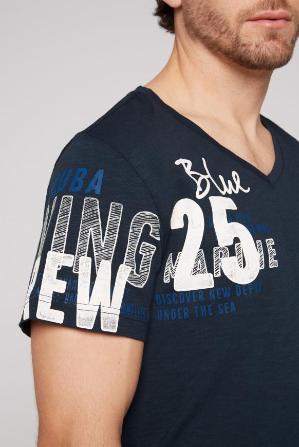 T-Shirt mit V-Neck und Rubber-Artworks