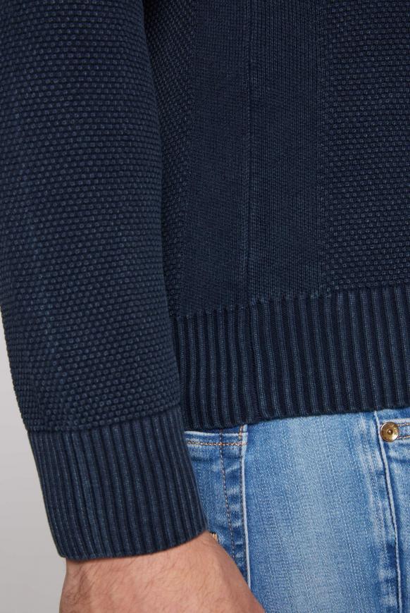 V-Pullover mit Strickmuster und Patches