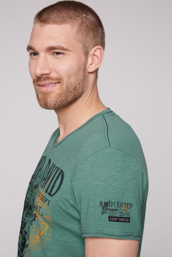 V-Shirt mit Prints und Stickereien