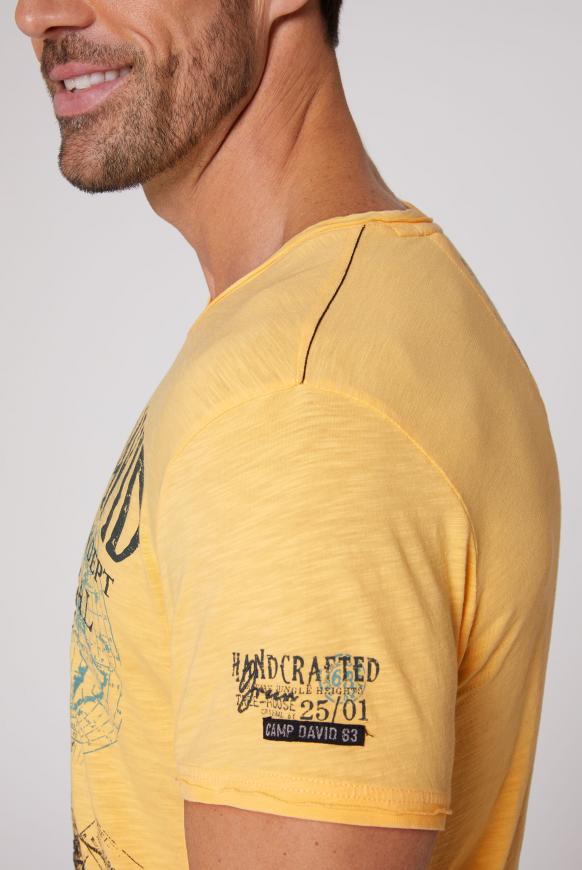 V-Shirt mit Prints und Stickereien