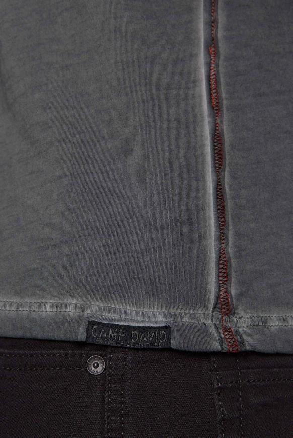 V-Shirt mit Used-Optik und Label Prints