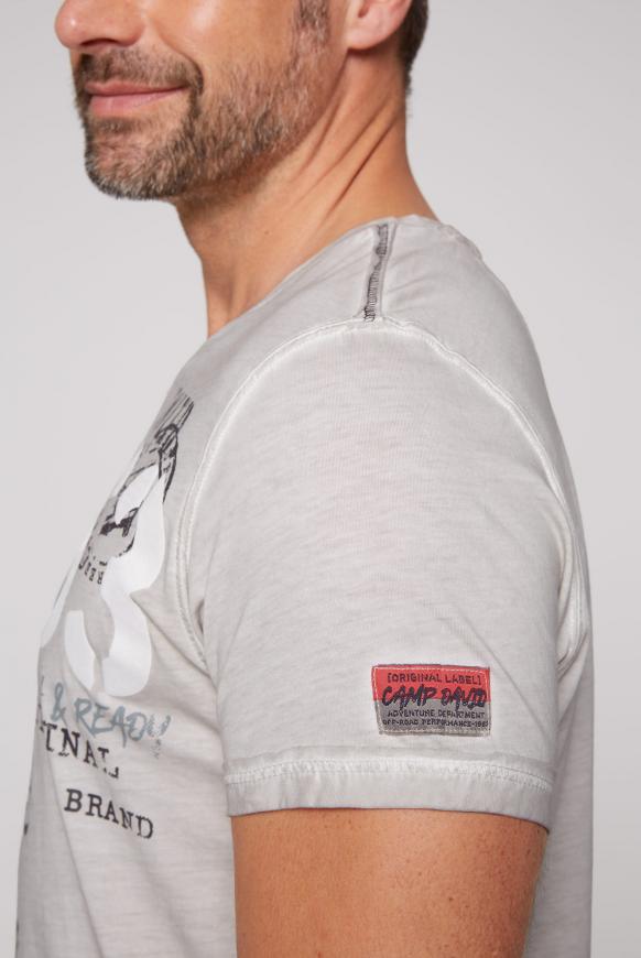 V-Shirt mit Used-Optik und Label Prints