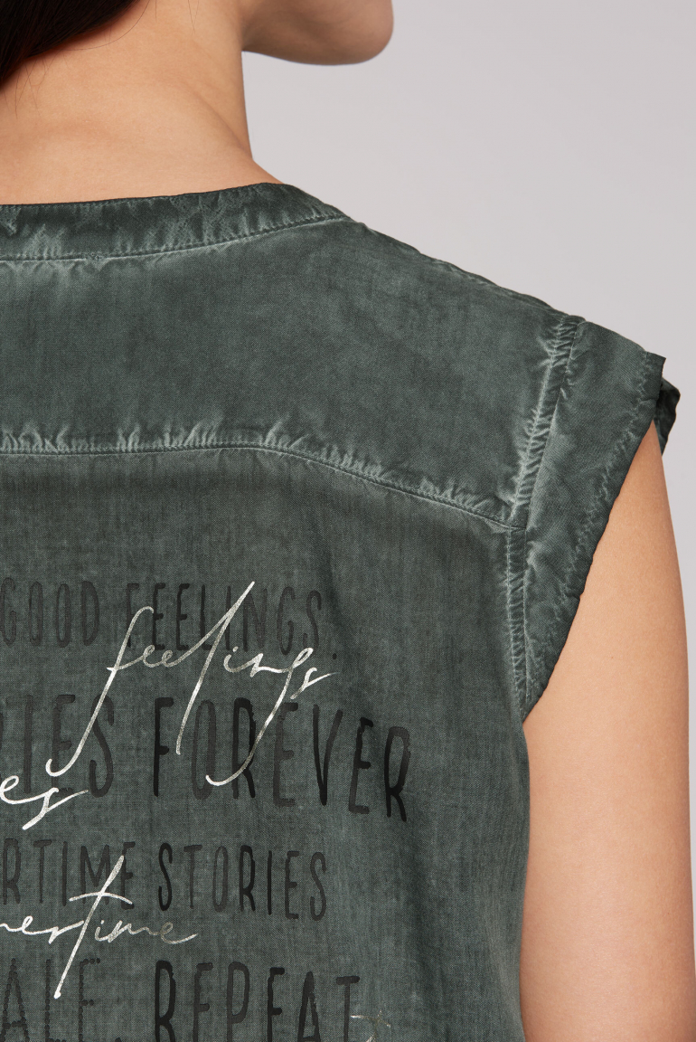 Ärmellose Bluse mit gesmoktem Saum und Rückenprint