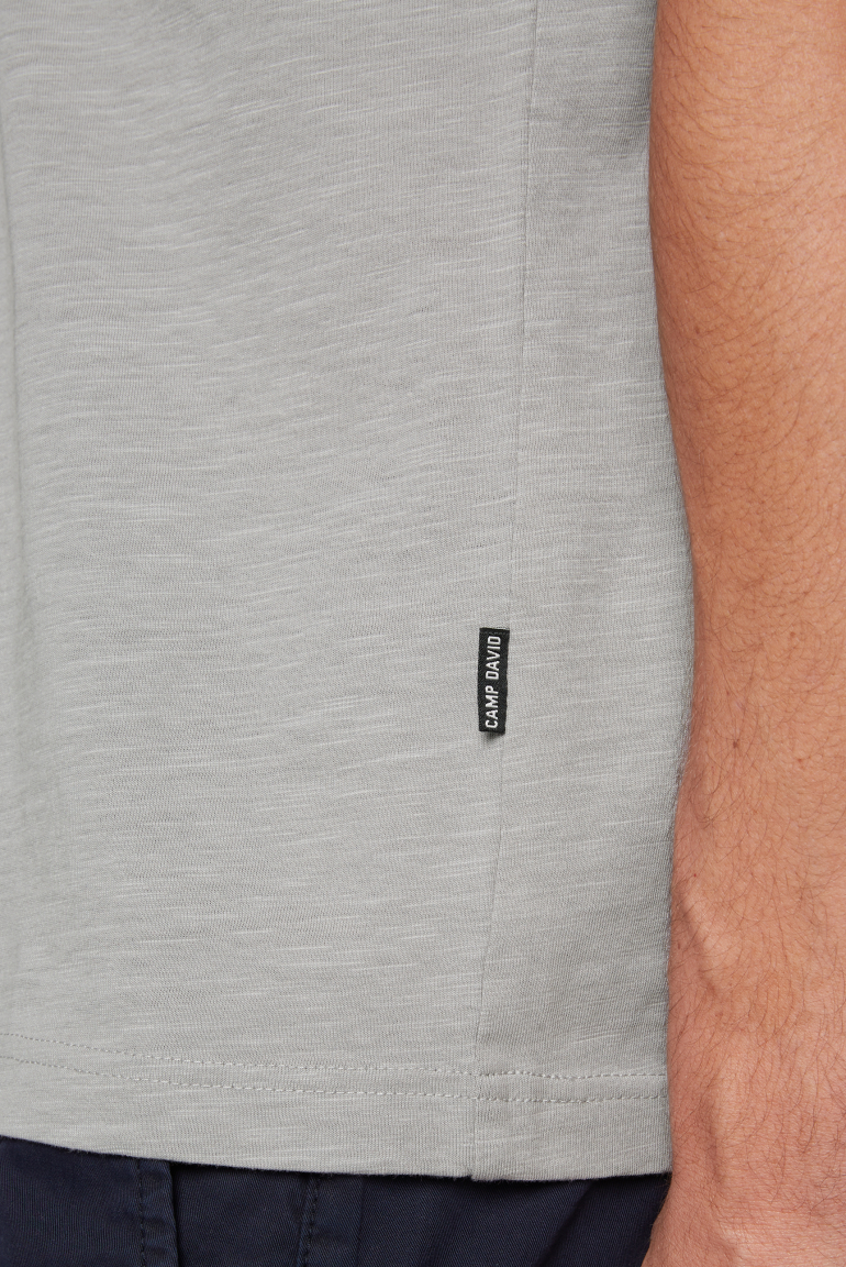 Basic T-Shirt V-Neck mit Used-Kante