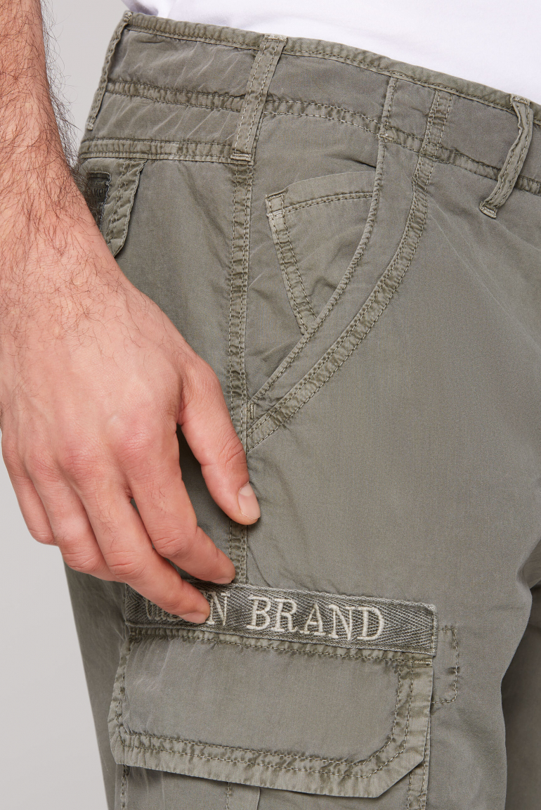 Cargo Shorts mit Logo-Tapes