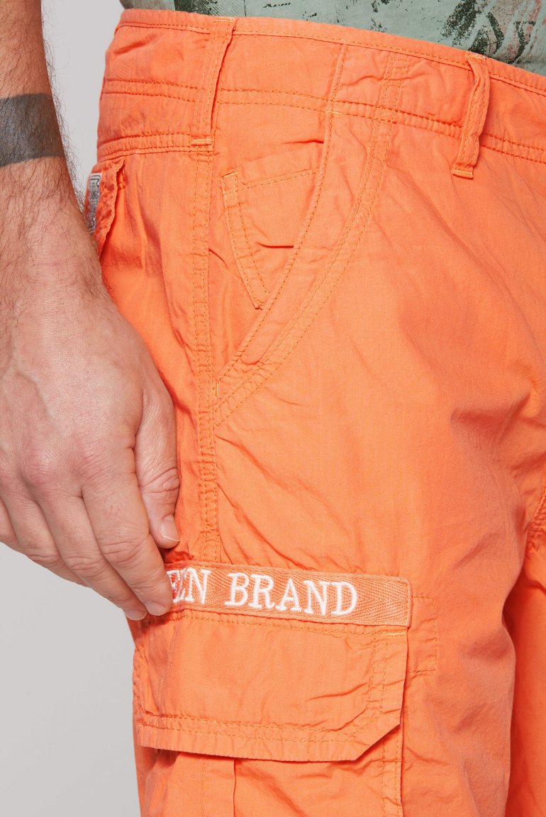 Cargo Shorts mit tonigen Tapes und Stickereien