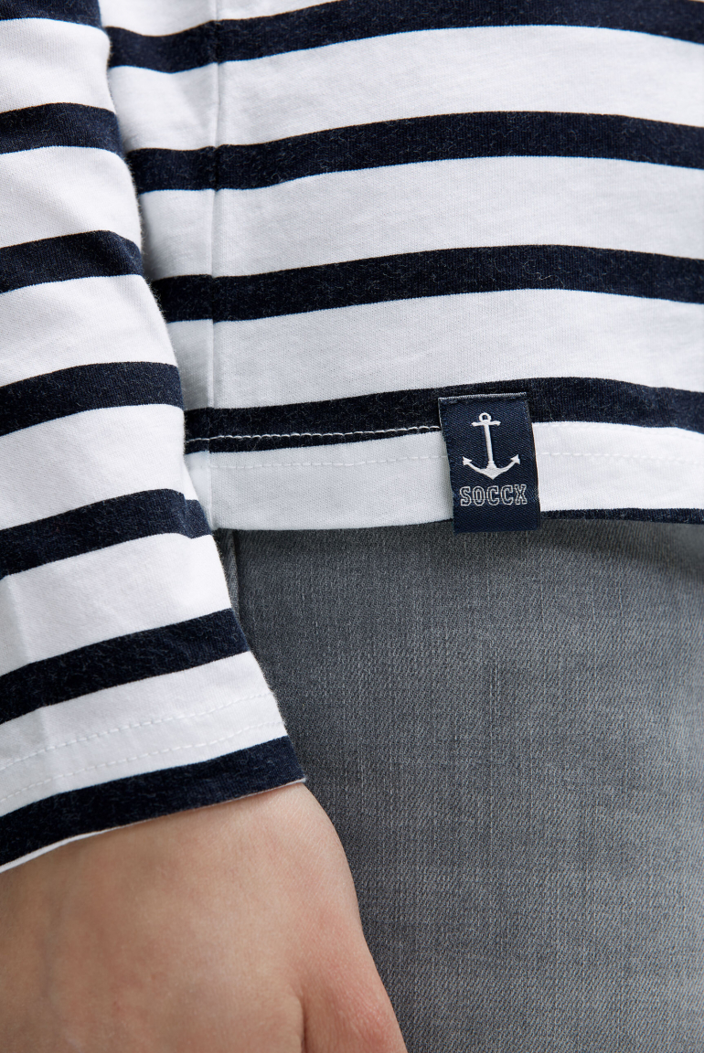 Gestreiftes Longsleeve mit U-Boot-Ausschnitt und Print