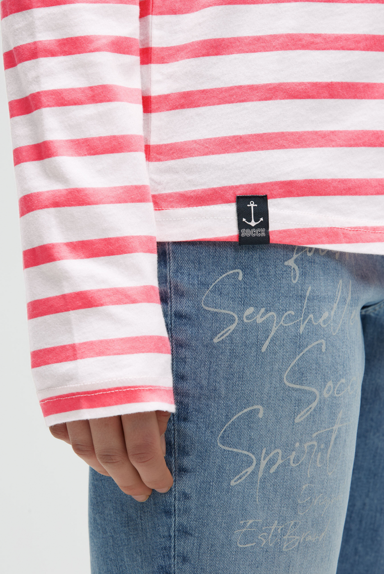 Gestreiftes Longsleeve mit U-Boot-Ausschnitt und Print