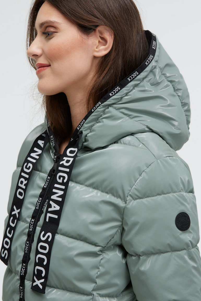 Glänzende Steppjacke mit Kapuze und Logo-Bändern