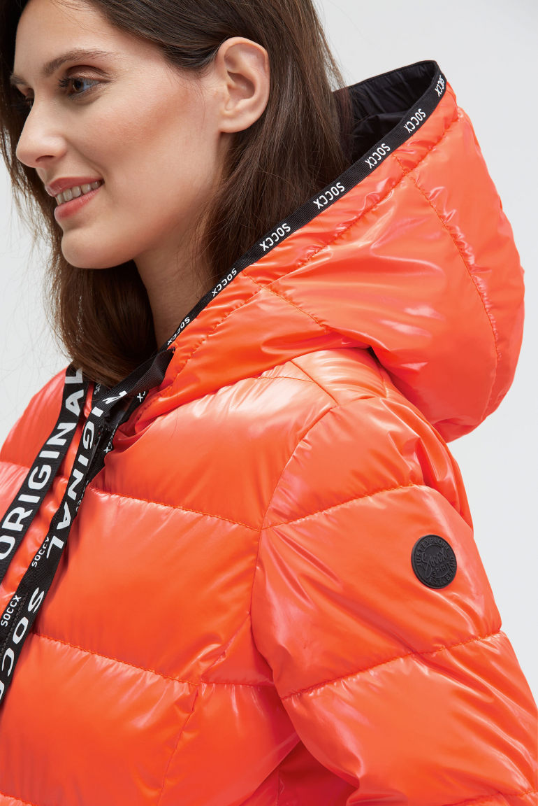 Glänzende Steppjacke mit Kapuze und Logo-Bändern