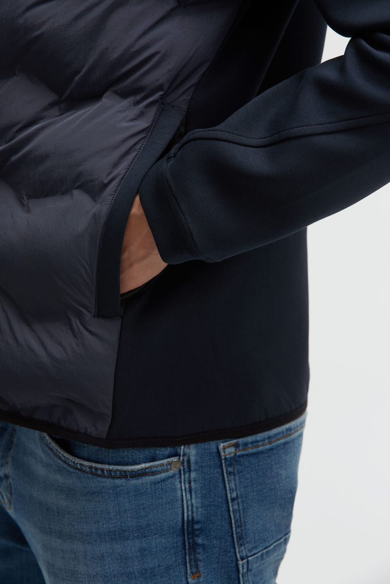 Kapuzenjacke im tonalen Materialmix