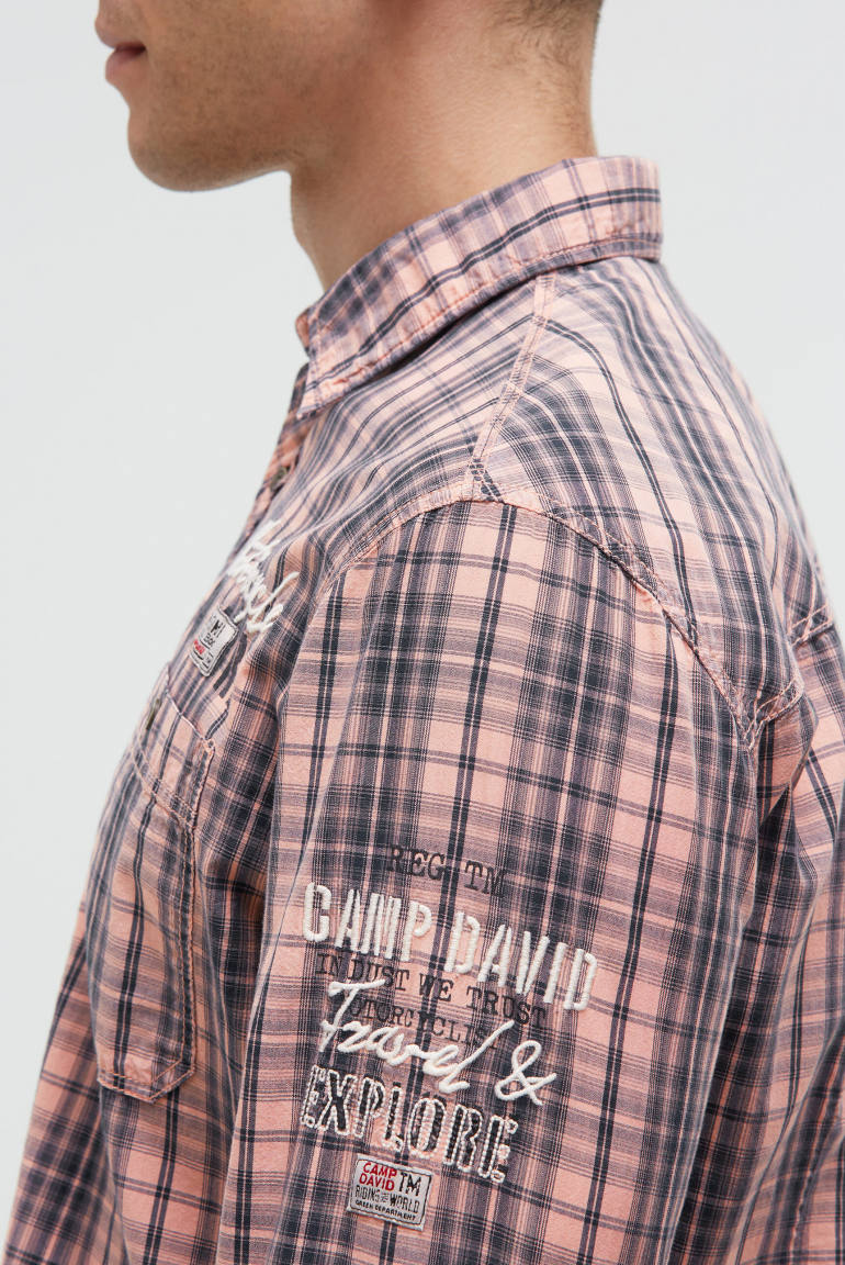 Karohemd mit Prints, Patches und Stickereien