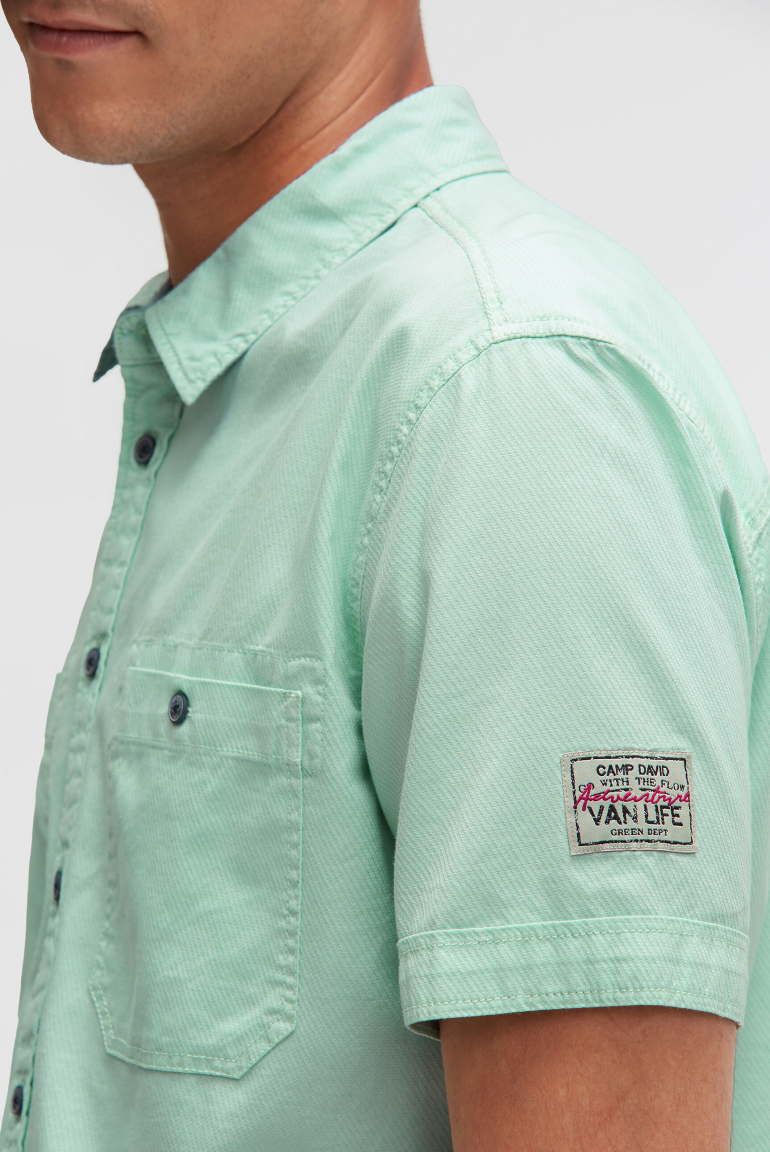 Kurzarmhemd mit diagonaler Dobby-Struktur