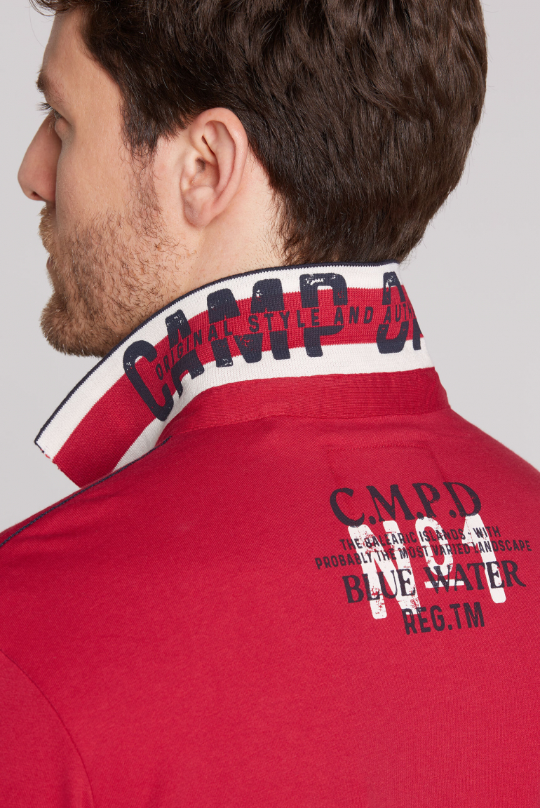 Kurzarmpolo mit Label-Applikationen