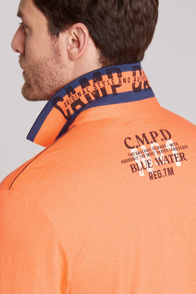 Kurzarmpolo mit Label-Applikationen