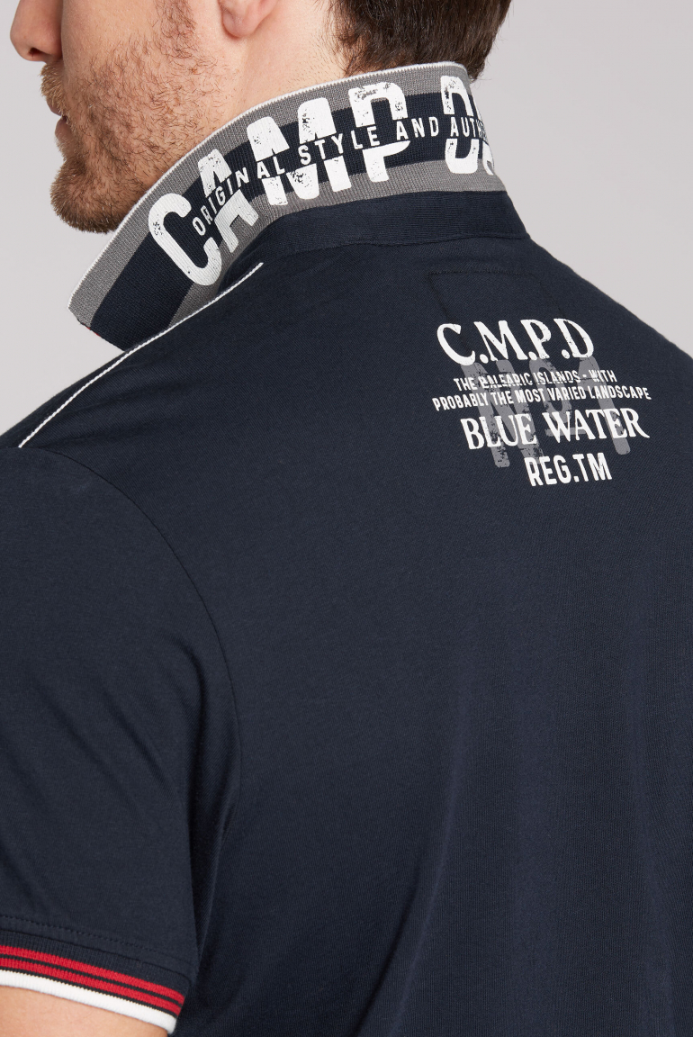 Kurzarmpolo mit Label-Applikationen