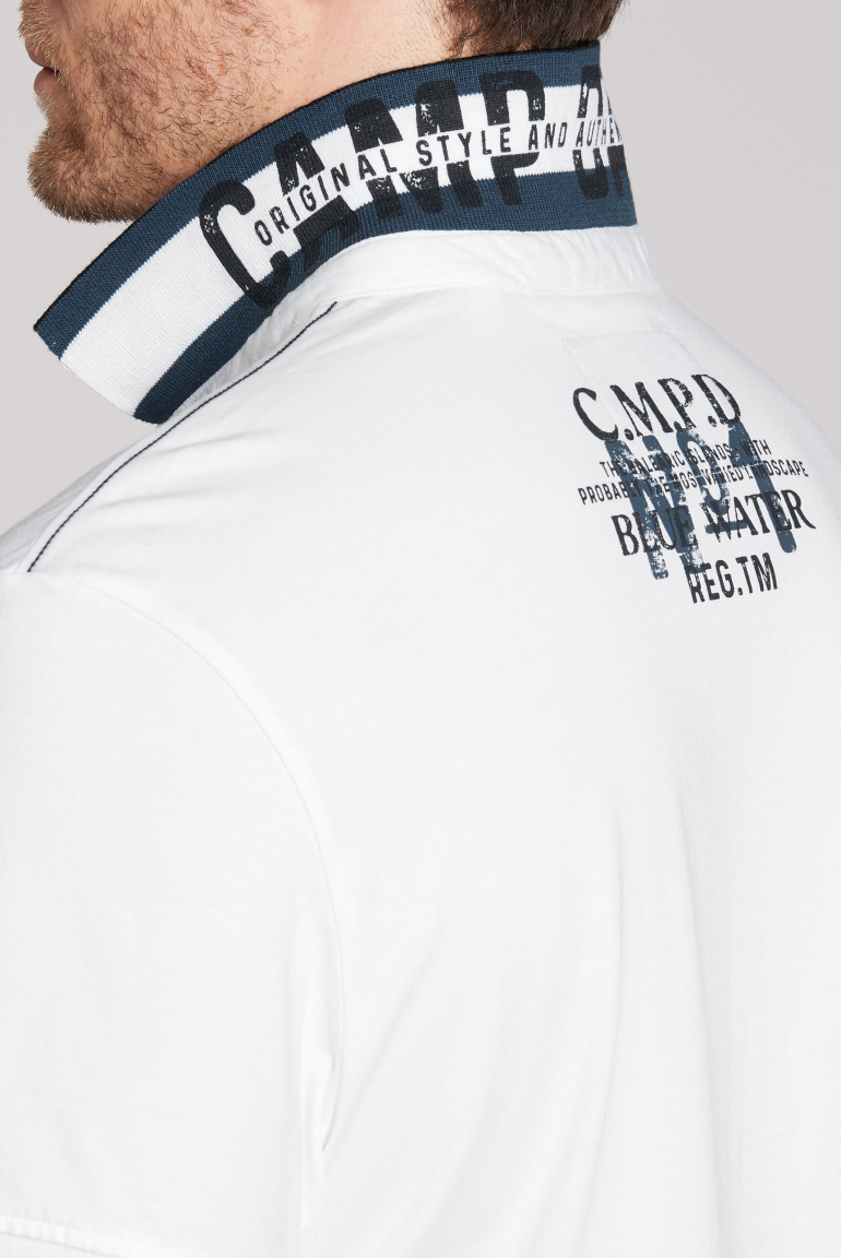 Kurzarmpolo mit Label-Applikationen