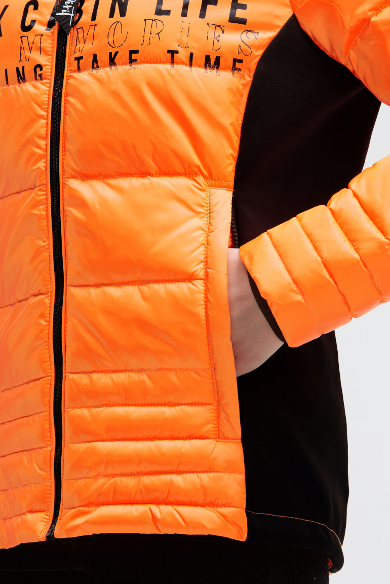Kurze Steppjacke im Materialmix mit Kapuze