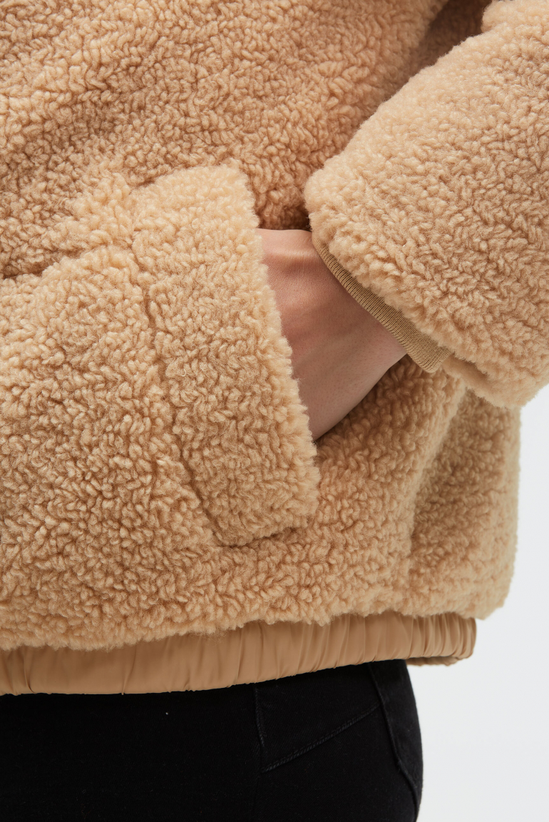 Kurze Teddy-Puffer-Jacke mit Stehkragen