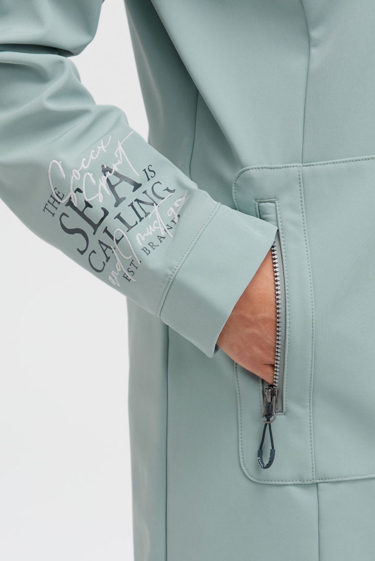 Lange Softshelljacke mit Kapuze und Logo Artworks