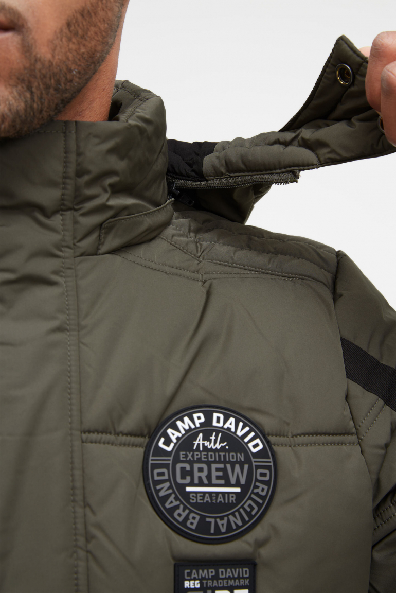Lange Steppjacke mit Kapuze und Rücken-Artwork