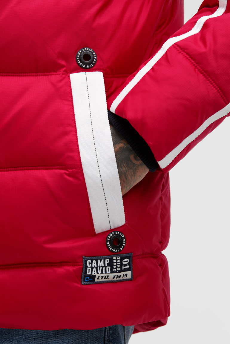 Lange Steppjacke mit Tapes, Patches und Kapuze