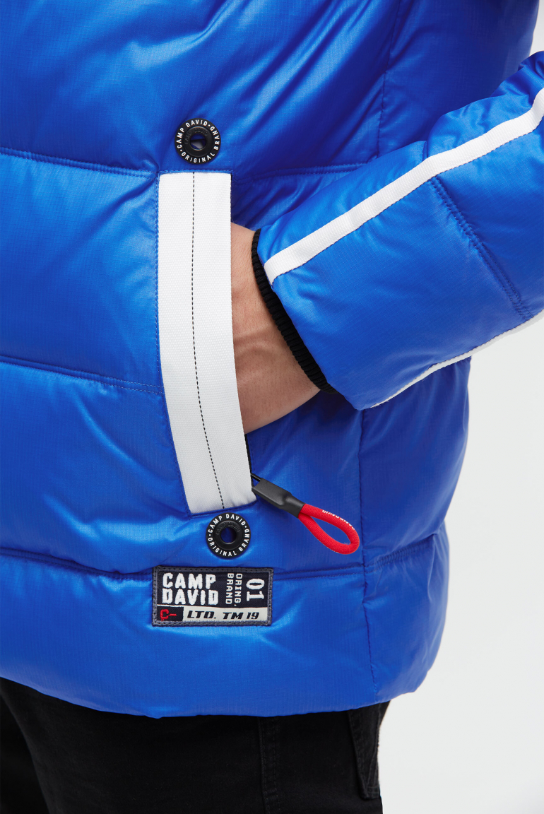 Lange Steppjacke mit Tapes, Patches und Kapuze
